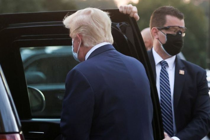 트럼프 대통령에게 차 문을 열어주는 비밀경호국 요원. 연합뉴스