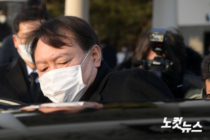 윤석열 검찰총장이 지난 4일 오전 서울 동작구 국립현충원에서 참배를 마치고 차량에 탑승하고 있다. 이한형 기자