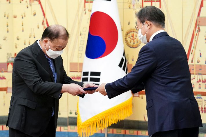 문재인 대통령이 14일 청와대에서 강창일 주일대사에게 신임장을 수여하고 있다. 연합뉴스