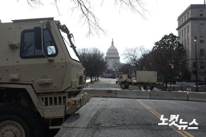 콘크리트 바리케이드와 군대 차량으로 겹겹이 싸여있는 미국 의사당. 권민철 기자