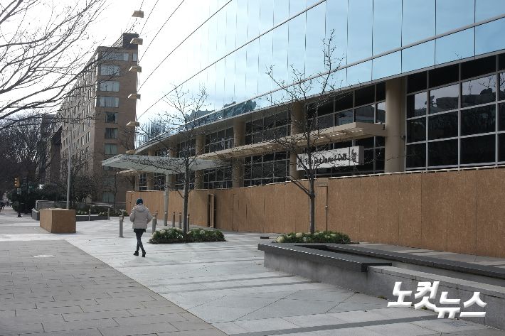 1층 유리창을 나무 판자로 덧댄 워싱턴DC 건물들. 권민철 기자