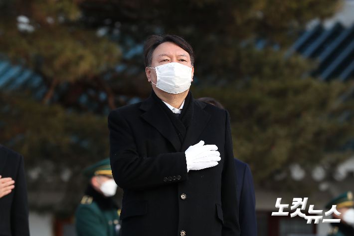 지난 4일 윤석열 검찰총장이 서울 동작구 국립서울현충원을 찾아 국기에 대한 경례를 하고있다. 이한형 기자