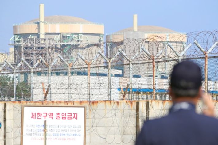 월성 1호기(오른쪽). 연합뉴스