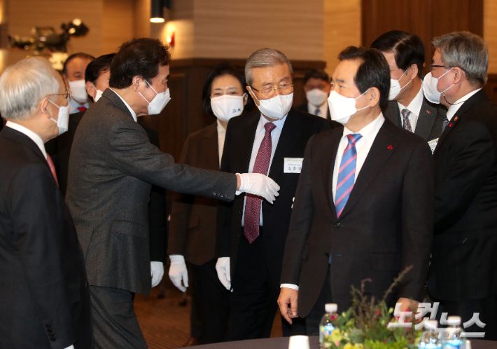 19일 오후 서울 여의도 중소기업중앙회에서 열린 중소기업인 신년 인사회에 정세균 국무총리와 이낙연 더불어민주당 대표, 김종인 국민의힘 비상대책위원장 등이 참석했다. 국회사진취재단
