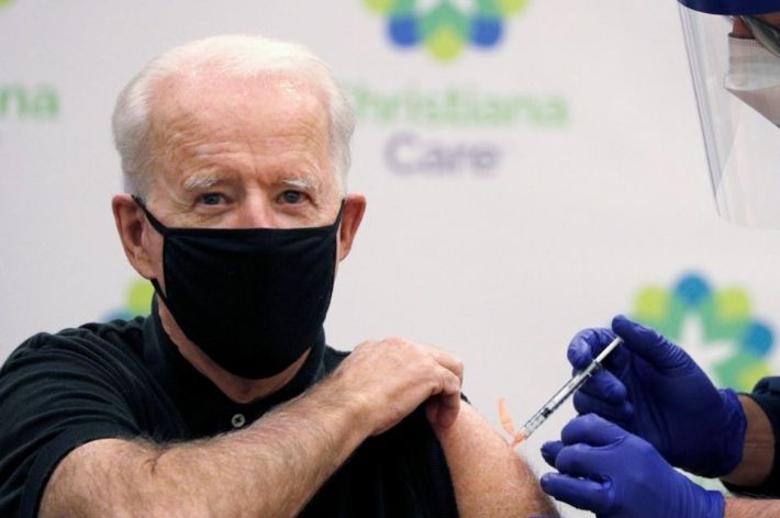 코로나19 백신 2차 접종받는 바이든 대통령. 연합뉴스