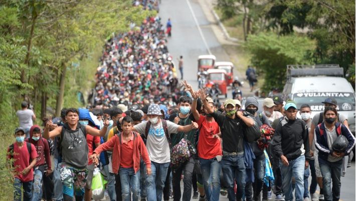 중미 온두라스에서 '아메리칸드림'을 품고 미국을 향해 걸어서 출발한 이민자 선두 행렬이 지난 16일(현지시간) 이웃 국가 과테말라의 카모탄에 도착하고 있다. 연합뉴스