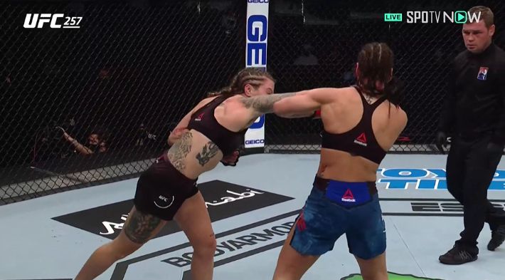 펀치를 날리는 조안 칼더우드(왼쪽). SPOTV NOW 제공