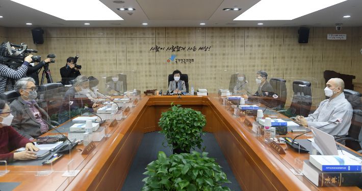 최영애 국가인권위원장을 비롯한 상임위원들이 25일 서울 중구 국가인권위원회에서 전원위원회를 진행하고 있다. 이한형 기자