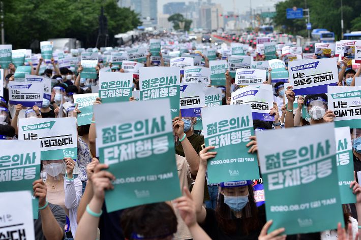 7일 오후 서울 여의도공원 앞 도로에서 대한전공의협의회 관계 학생들이 정부의 의대 정원 확대와 공공의대 설립에 반대하며 단체행동을 하고 있다. 윤창원 기자