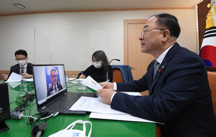 홍남기 경제부총리 겸 기획재정부 장관이 지난 27일 정부서울청사에서 안드레아스 바우어 IMF 연례협의 미션단장과 화상으로 연례협의 결과 관련 면담을 하고 있다. 기재부 제공