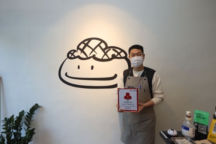 보소보소(대표 서형룡)와 미나미(대표 이승배)가 부산사회복지공동모금회(회장 신정택) 착한가게 862호, 863호로 가입했다.부산 사랑의 열매