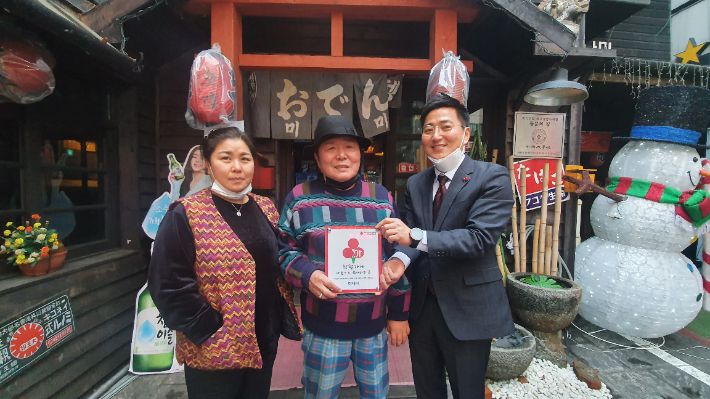 보소보소(대표 서형룡)와 미나미(대표 이승배)가 부산사회복지공동모금회(회장 신정택) 착한가게 862호, 863호로 가입했다.사랑의 열매 제공