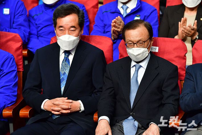 더불어민주당 이낙연 대표와 이해찬 전 대표가 지난해 4월 15일 당 개표상황실에서 방송가 출구조사 결과 발표를 지켜보고 있다. 윤창원 기자