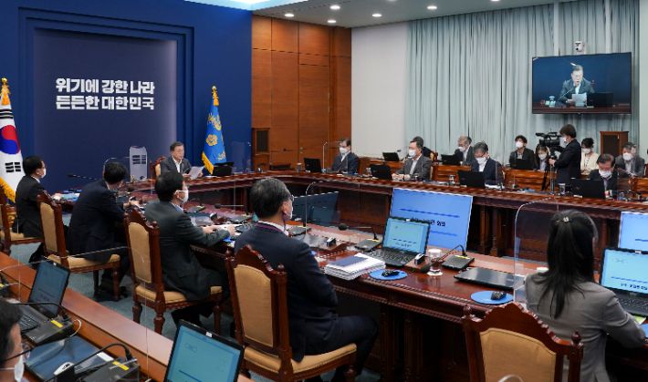 1일 오후 청와대에서 열린 수석·보좌관 회의. 연합뉴스