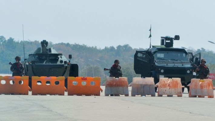 군부 쿠데타 선언 속 의사당 봉쇄한 미얀마군. 연합뉴스