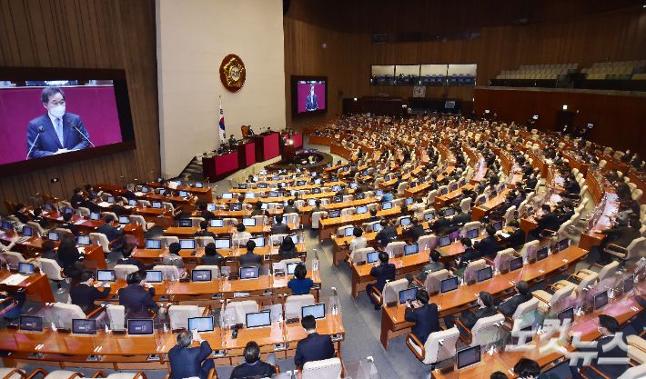 이낙연 더불어민주당 대표가 2일 오전 국회 본회의장에서 열린 제384회 국회(임시회) 제2차 본회의에서 교섭단체 대표연설을 하고 있다. 윤창원 기자