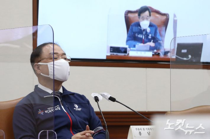 홍남기 부총리 겸 기획재정부 장관이 지난 14일 오후 서울 종로구 정부서울청사에서 비대면 이원 화상으로 진행된 한국판 뉴딜 당정추진본부 회의에서 이낙연 더불어민주당 대표의 발언을 듣고 있다. 이한형 기자