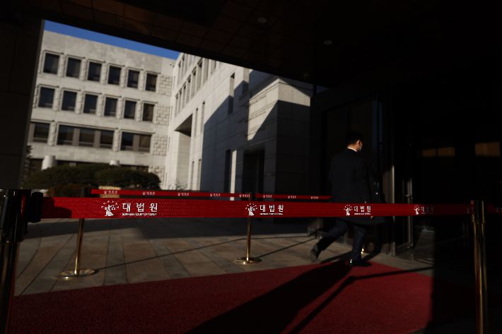 양승태 대법원장 시절 '사법농단'에 연루된 임성근 부산고법 부장판사에 대한 탄핵 논의가 한창인 가운데 3일 서초동 대법원에 긴장이 감돌고 있다.  연합뉴스