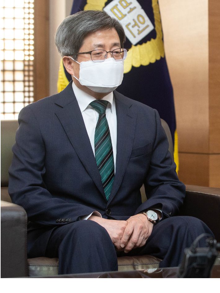 김명수 대법원장이 2일 오후 서울 서초구 대법원에서 인사말을 하고 있다. 이날 박범계 법무부 장관이 대법원장을 예방했다. (사진공동취재단) 사진공동취재단