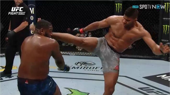 지난해 5월 경기에서 월터 해리스(왼쪽)에게 헤드킥을 날리는 알리스타 오브레임. SPOTV NOW 제공