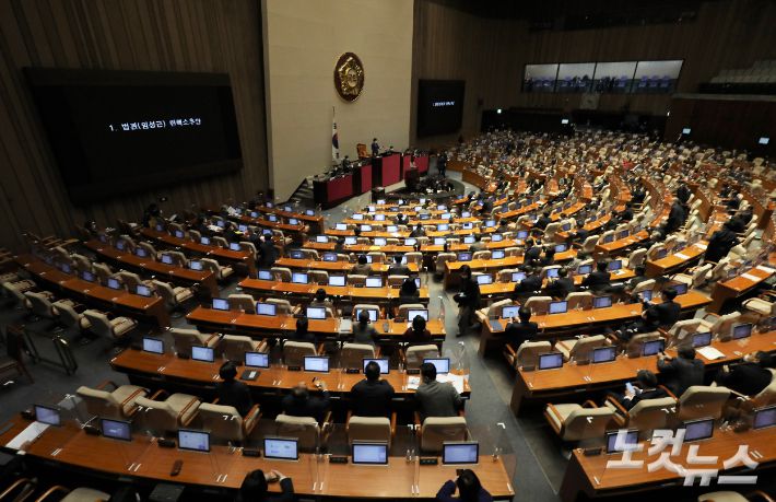 지난 4일 국회에서 열린 제348회 국회(임시회) 제4차 본회의에서 임성근 부장판사에 대한 탄핵소추안이 가결되고 있다. 윤창원 기자
