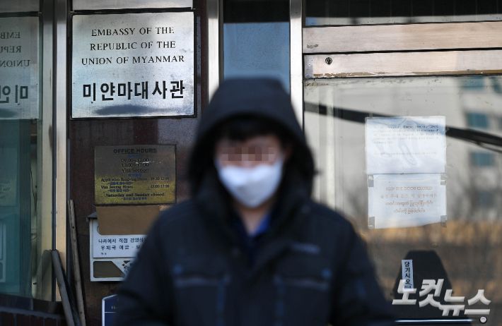 3일 서울 용산구 미얀마 대사관의 모습.  지난해 11월 총선 이후 줄곧 부정선거를 주장해온 미얀마군은 지난 1일 새벽 쿠데타를 일으켜 아웅산 수치 국가고문과 윈 민 대통령 등을 구금하고 1년간 비상사태를 선포했다. 이한형 기자