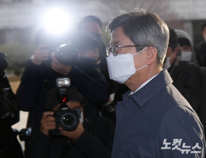 김명수 대법원장이 5일 오전 서울 서초구 대법원으로 출근하고 있다. 이한형 기자