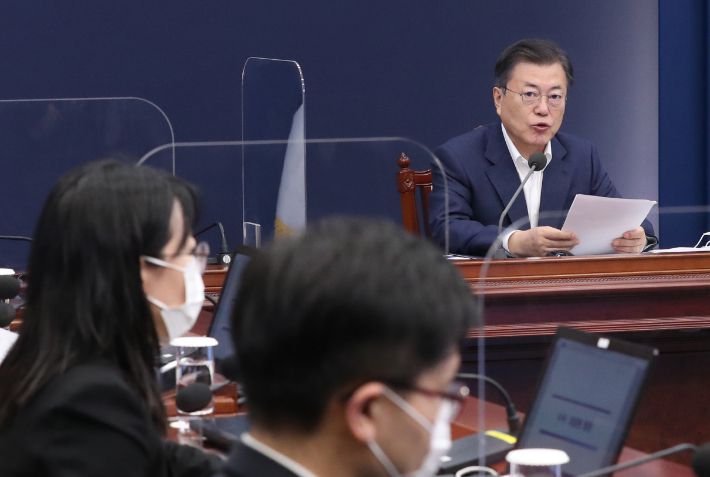 문재인 대통령이 8일 오후 청와대에서 열린 수석·보좌관 회의에서 발언을 하고 있다. 연합뉴스