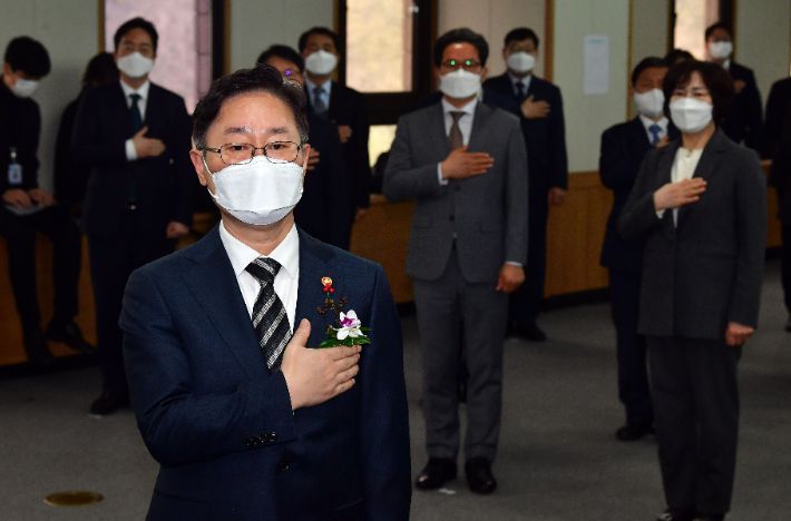 박범계 신임 법무부 장관이 1일 정부과천청사에서 열린 취임식에서 국민의례를 하고 있다. 박종민 기자