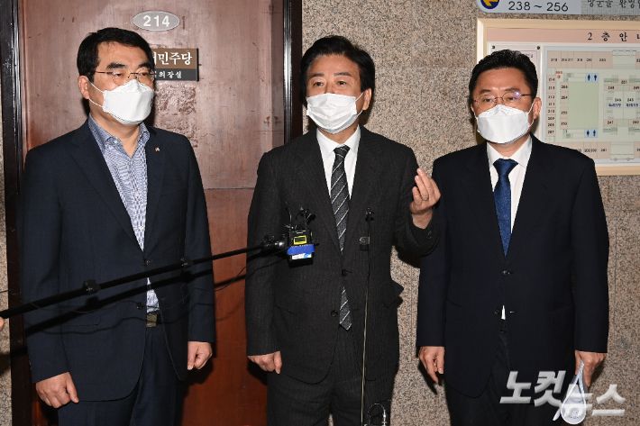 노웅래(가운데) 더불어민주당 미디어 언론 상생TF 단장이 9일 오전 국회에서 회의 결과를 설명하고 있다. 윤창원 기자