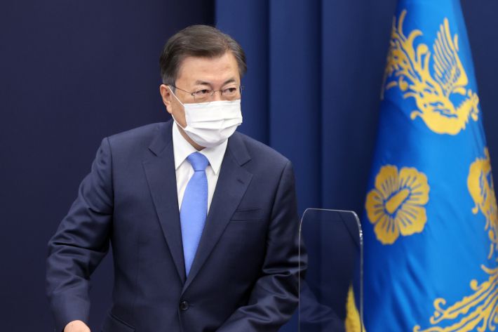 마스크쓰고 회의장에 입장하는 문재인 대통령. 연합뉴스