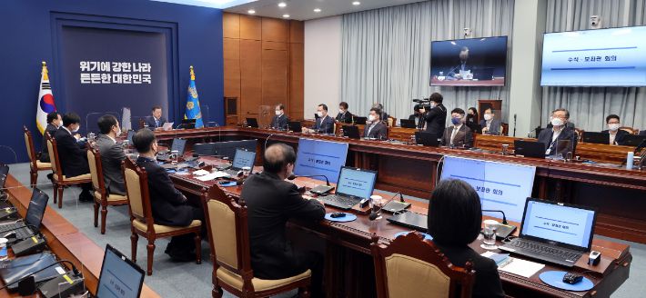 15일 청와대에서 열린 수석보좌관 회의. 연합뉴스
