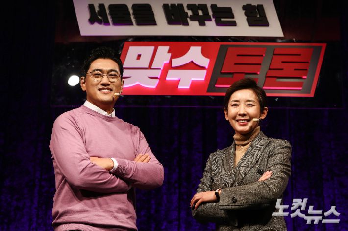 오신환(왼쪽), 나경원 국민의힘 서울시장 예비후보들이 16일 서울 용산구 백범김구기념관 대회의실에서 열린 국민의힘 '서울을 바꾸는힘 제1차 맞수토론'에 앞서 포즈를 취하고 있다. 국회사진취재단