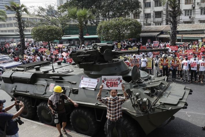 장갑차 옆에서 '시민 불복종' 팻말 든 미얀마 시위대. 연합뉴스