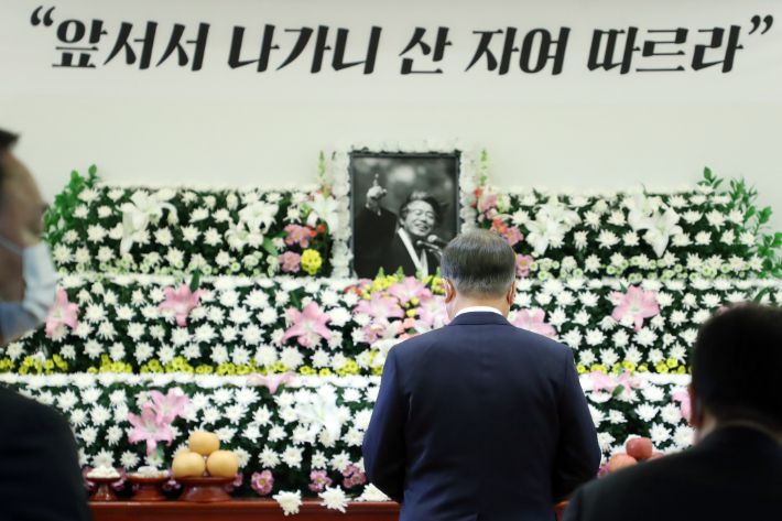 문재인 대통령이 17일 오전 서울 종로구 서울대학교병원 장례식장에 마련된 고 백기완 통일문제연구소장 빈소를 조문하고 있다. 연합뉴스