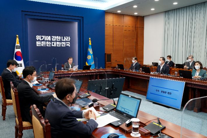 22일 청와대에서 열린 수석·보좌관 회의. 연합뉴스