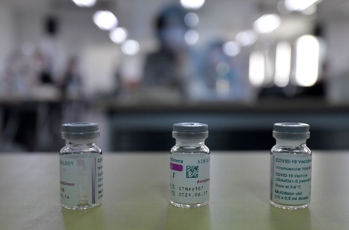 17일 오후 서울 중구 대한간호협회 서울·강원 취업인력교육센터에서 간호사들을 대상으로 한 신종 코로나바이러스 감염증(코로나19) 백신 접종 교육 현장에 아스트라제네카(AZ) 백신 현품(주사액 병)이 세워져 있다. 박종민 기자