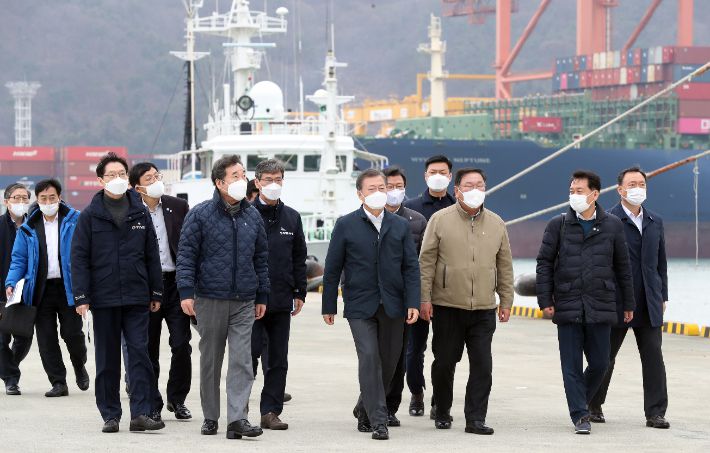 부산신항 도착한 문재인 대통령. 연합뉴스