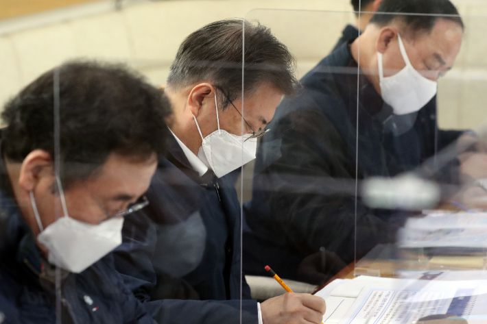 문재인 대통령이 25일 부산에서 열린 '동남권 메가시티 구축 전략 보고'에 참석, 가덕도 공항 후보지로 이동하며 선상에서 이병진 부산시장 권한대행으로부터 '가덕도 공항 건설 및 동남권 문화공동체 추진 전략' 보고를 받고 있다. 연합뉴스