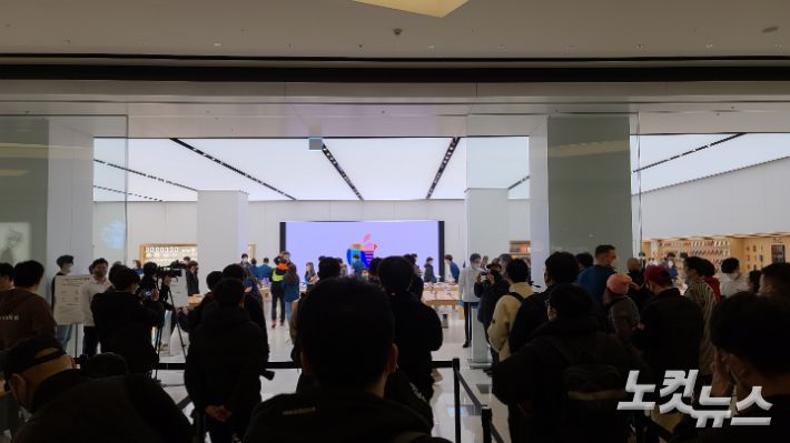 26일 여의도 IFC몰에 애플스토어 2호점 애플여의도가 공식 오픈했다. 국내에서는 지난 2018년 가로수길에 이어 두 번째 스토어다. 김연지 기자