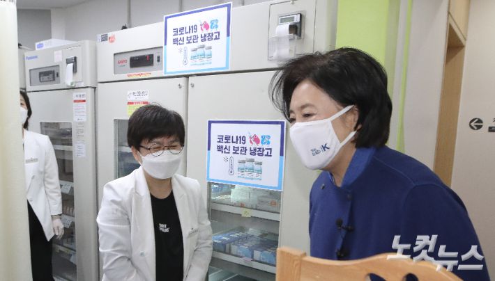 박영선 더불어민주당 서울시장 예비후보가 26일 오전 서울 송파구 보건소에서 코로나19 백신 접종과 관련해 현장방문하여 의료진들을 격려하고 있다. 국회사진취재단