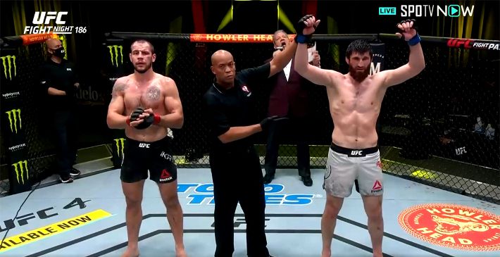 마고메드 안칼라예프의 판정승을 인정하며 박수를 치는 니키타 크릴로프(왼쪽). SPOTV NOW 제공