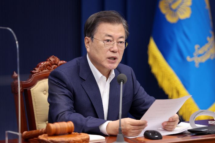 문재인 대통령이 2일 오전 청와대에서 열린 제9회 국무회의에서 발언하고 있다. 연합뉴스