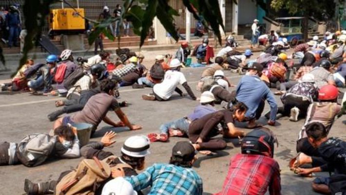군경의 발포 후 바닥에 엎드린 만달레이 시위대. 연합뉴스