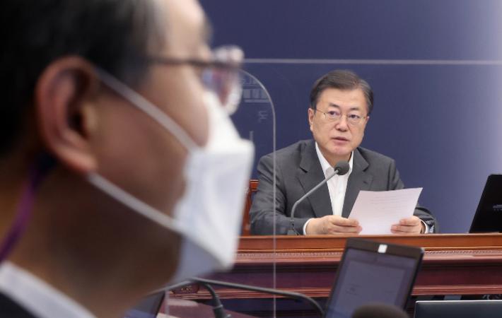 문재인 대통령이 지난달 22일 청와대에서 열린 수석·보좌관 회의에서 발언하고 있다. 왼쪽은 대통령비서실 신현수 민정수석. 연합뉴스