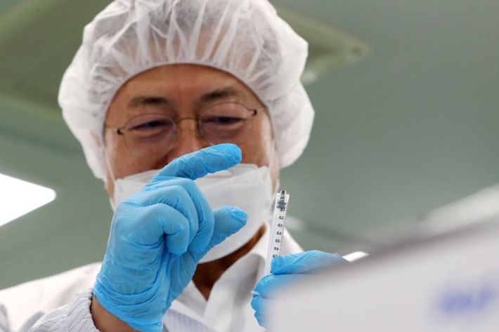 최소잔여형 백신주사기 살펴보는 문재인 대통령. 연합뉴스