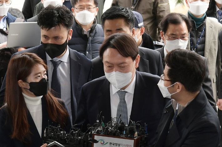 윤석열 검찰 총장이 4일 오후 서울 서초구 대검찰청 앞에서 사의를 표명을 마친 뒤 청사로 향하고 있다. 이한형 기자