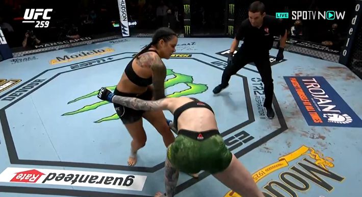 강력한 펀치 공격을 시도하는 아만다 누네스(왼쪽). SPOTV NOW 제공