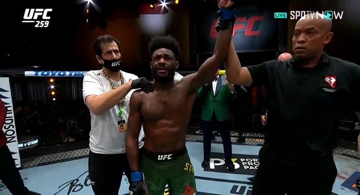 상대 반칙으로 실격승을 따낸 알저메인 스털링. SPOTV NOW 제공