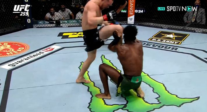 알저메인 스털링의 무릎이 바닥에 닿은 상태에서 상대 안면에 니킥을 날린 페트르 얀(왼쪽). SPOTV NOW 제공